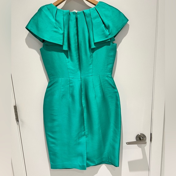 💚 gorgeous pure silk dress in a fitted silhouette with unique raffle detail - Picture 7 of 9